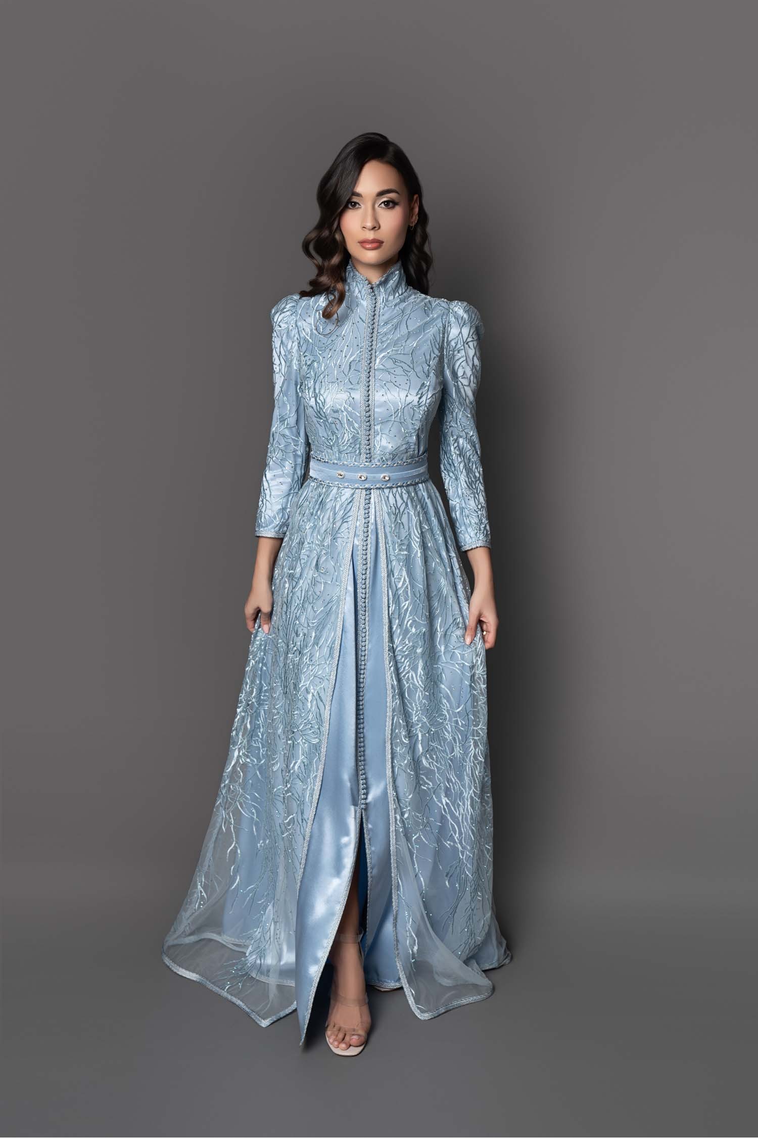 Caftan Skylac Bleu Ciel Col Montant, Manches Gigot et Détails