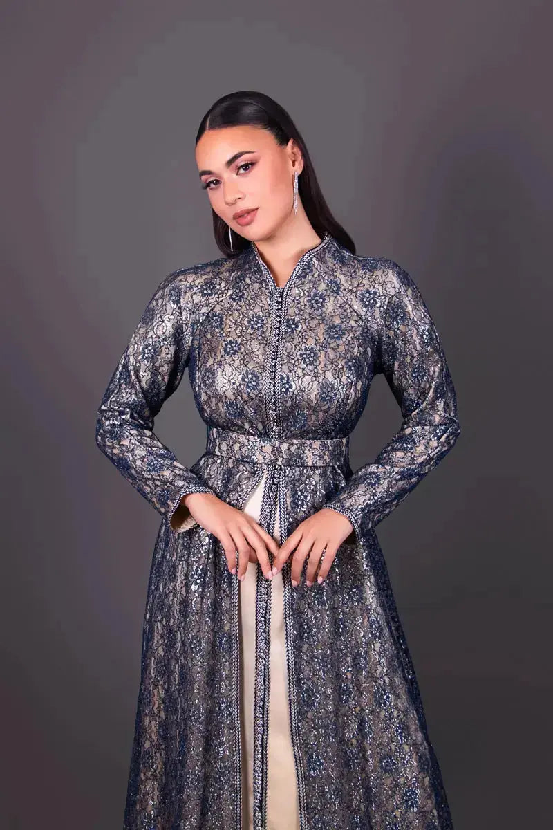 Caftan marocain pour mariage bleu et beige en dentelle col montant