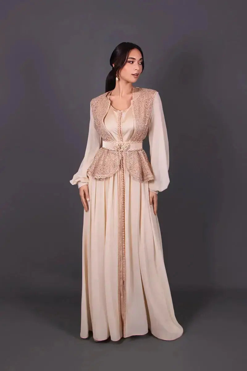 robe caftan moderne beige nude Eléa avec gilet péplum et manches en mousseline