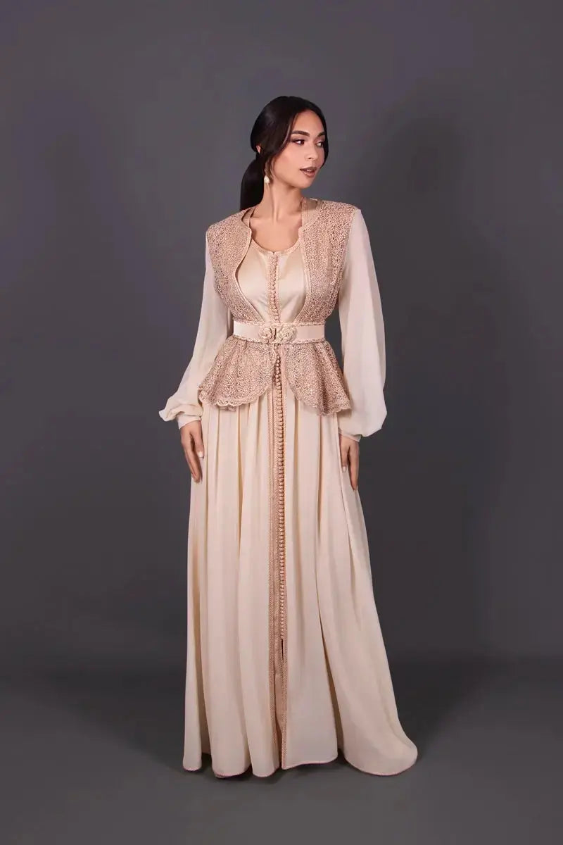 robe caftan moderne beige nude Eléa avec gilet péplum et manches en mousseline