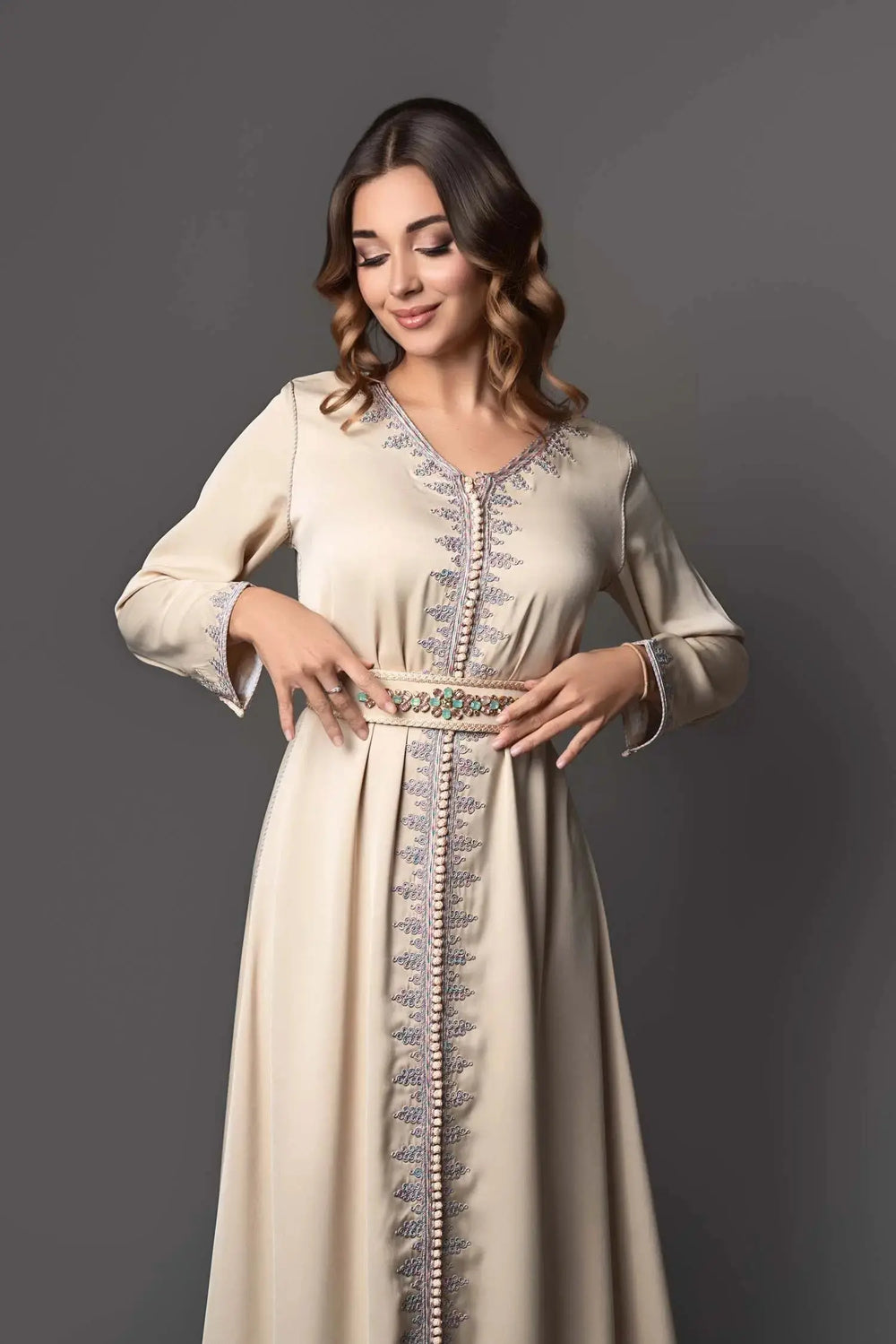 Caftan traditionnel beige porté en plan americain 
