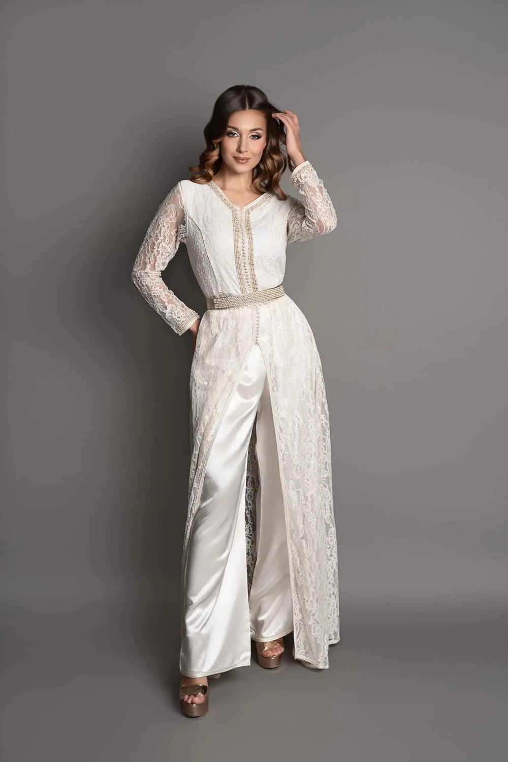 Caftan avec pantalon, vue plein pied sur une jeune femme debout 
