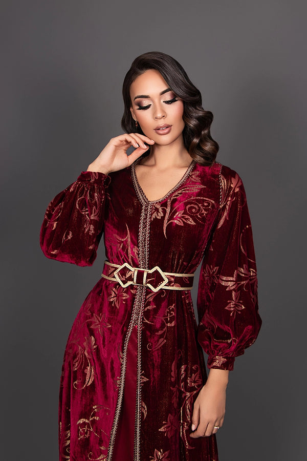 Caftan en velour bordeau avec finition sfifa or et ceinture artisanale 