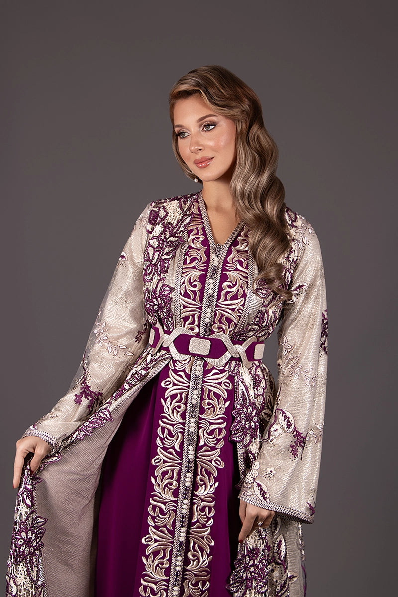 Caftan marocain haute couture pour événement spécial vue de face 