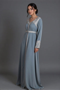 Caftan marocain gris bleu avec des coupe de brocard pour la fête de l’aid ou mariage 