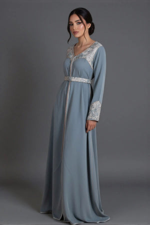 Caftan marocain gris bleu avec des coupe de brocard pour la fête de l’aid ou mariage 