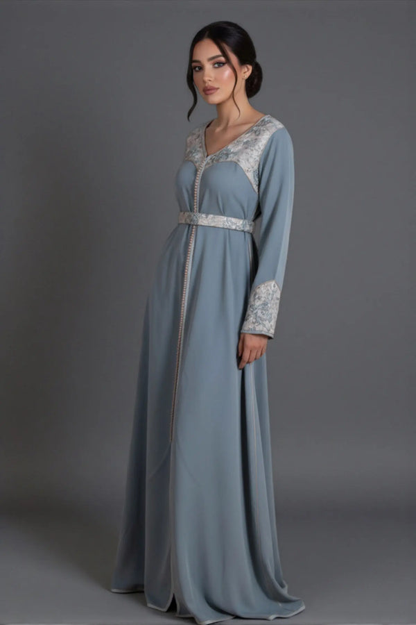 Caftan marocain gris bleu avec des coupe de brocard pour la fête de l’aid ou mariage 
