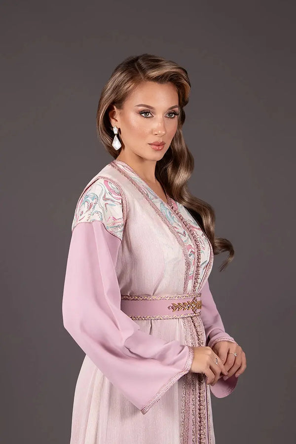 Rosa marokkanischer Damenkaftan aus Crêpe mit Brokateinsatz und handgefertigter Stickerei