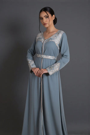 Caftan marocain en crêpe avec découpe De brocard aux épaules et aux manches 