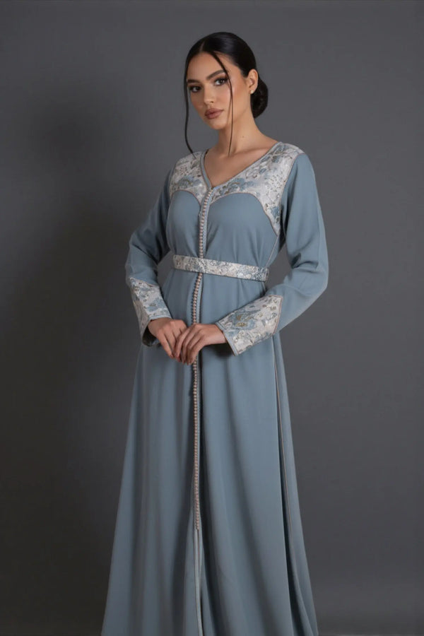 Caftan marocain en crêpe avec découpe De brocard aux épaules et aux manches 