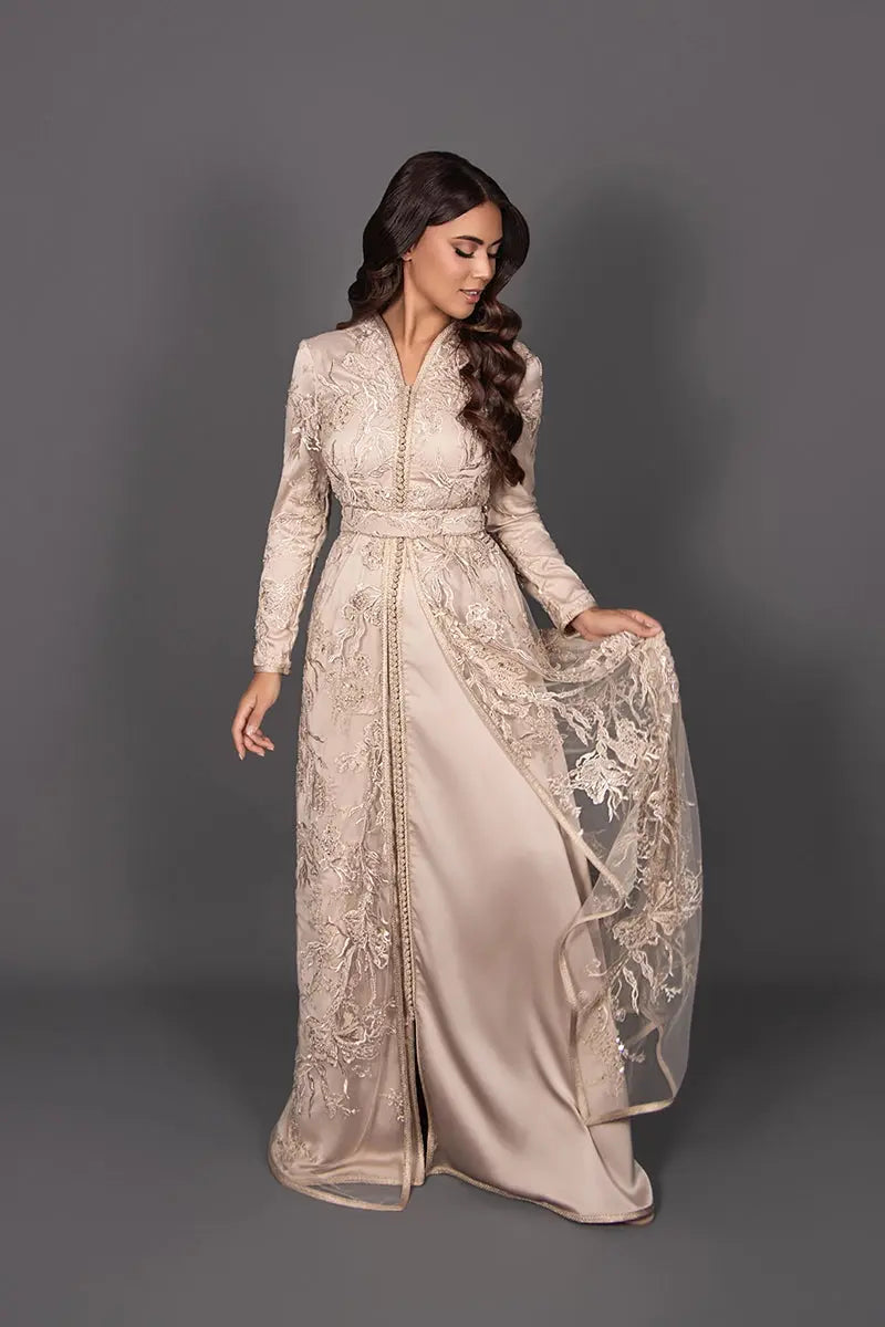 Caftan marocain en dentelle beige luxueuse pour grands mariages algerien, marocain, tunisien