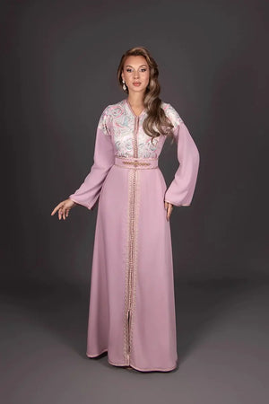 Rosa marokkanischer Kaftan aus Crêpe mit Brokateinsatz und handgefertigter Stickerei