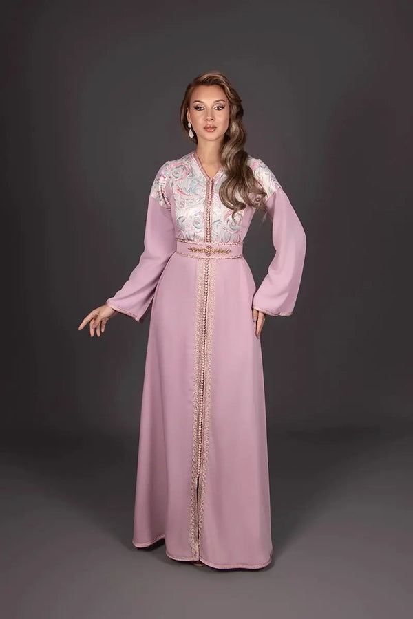 Rosa marokkanischer Kaftan aus Crêpe mit Brokateinsatz und handgefertigter Stickerei