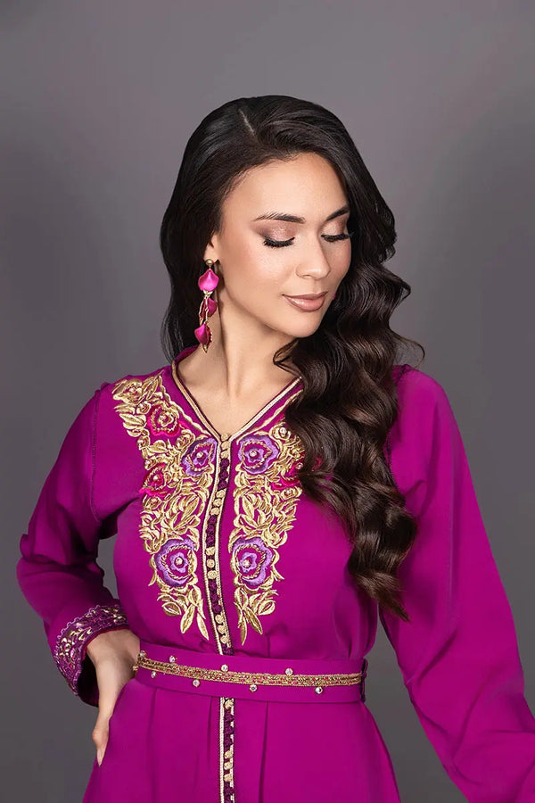 Détail de la ceinture fuchsia agrémentée de perles sur un caftan marocain de luxe