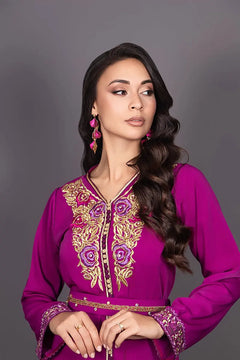Vista frontale del caftano marocchino fucsia ricamato con eleganti motivi dorati