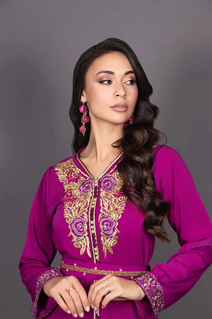 Vooraanzicht van de Marokkaanse fuchsia caftan met elegante gouden borduursels