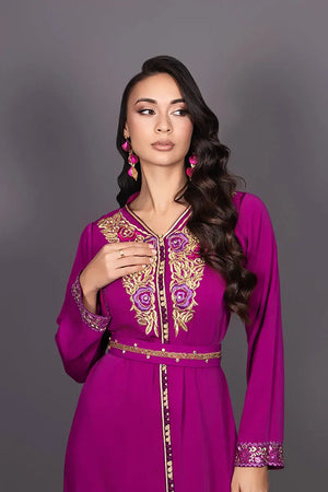 Vooraanzicht van de Marokkaanse fuchsia caftan met elegante gouden borduursels, detail van de mouwen