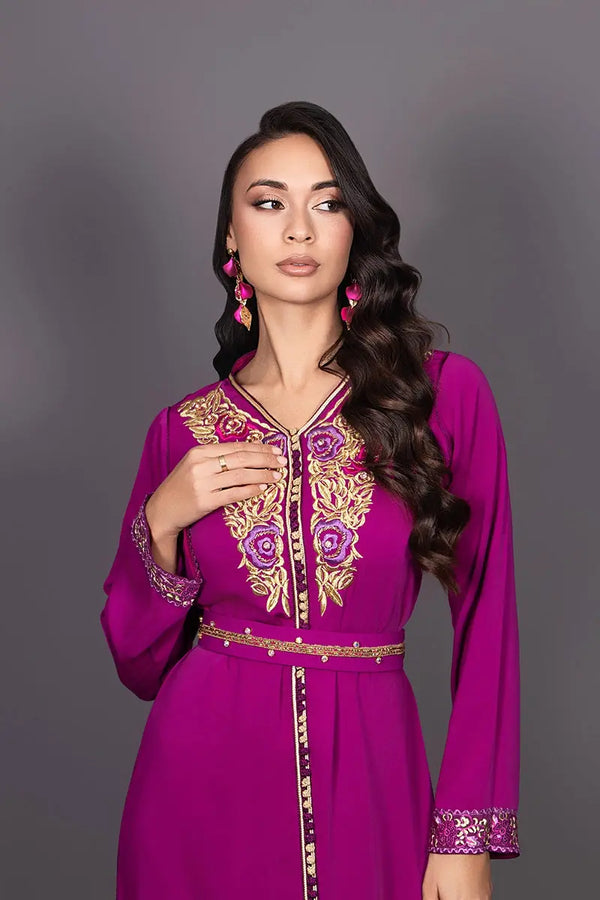 Vooraanzicht van de Marokkaanse fuchsia caftan met elegante gouden borduursels, detail van de mouwen