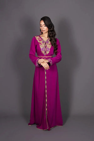 Marokkaanse fuchsia en gouden caftan van soepel crêpe met sfifa- en aâqads-afwerkingen