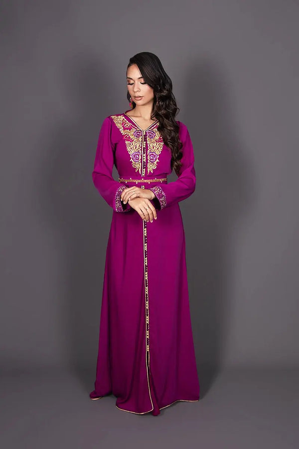 Marokkaanse fuchsia en gouden caftan van soepel crêpe met sfifa- en aâqads-afwerkingen