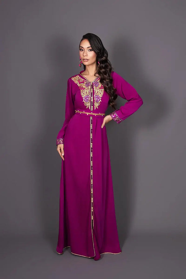 Marokkaanse ceremoniële caftan van vloeiende fuchsia crêpe met verfijnde gouden borduursels
