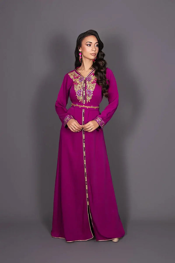 Marokkaanse caftan van vloeiende crêpe in fuchsia met gouden borduursel en parelceintuur