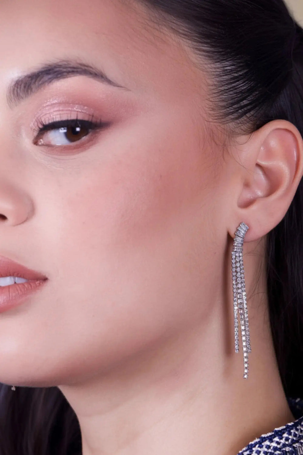 orecchini pendenti con strass color argento