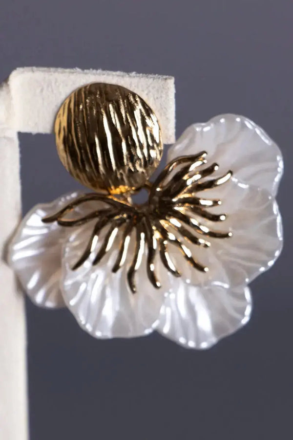 boucles d'oreille blanche et or en forme de fleurs