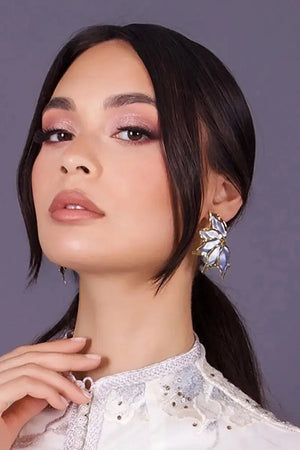 boucles d'oreille fleurs bleu nacrée 