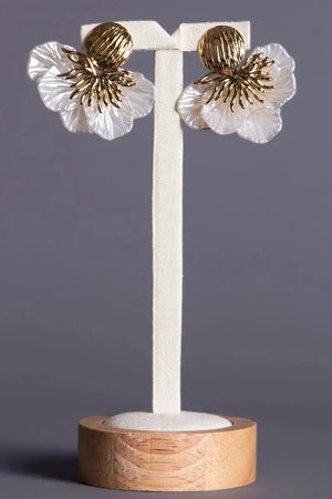 boucles d'oreille blanche et or en forme de fleurs