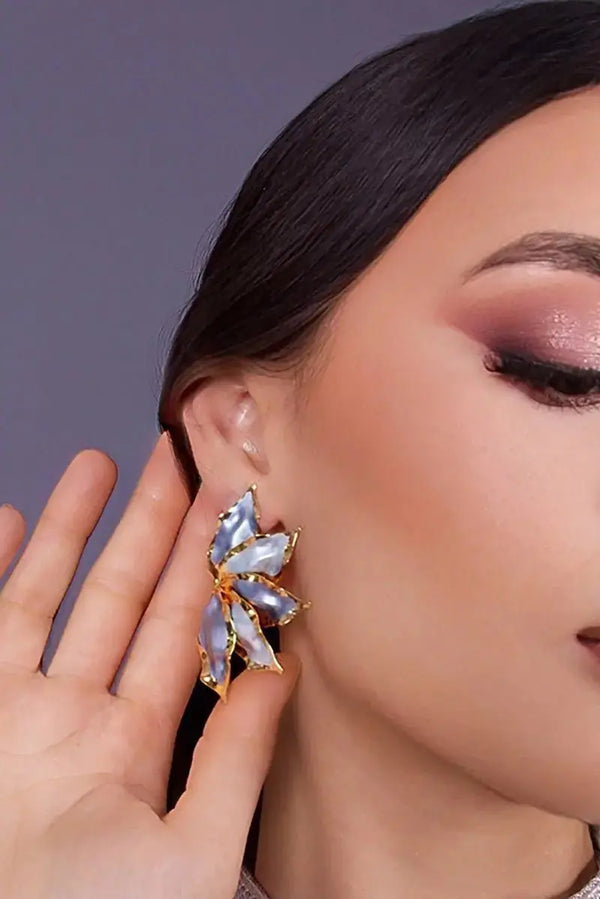 boucles d'oreilles fleurs bleues nacrées 