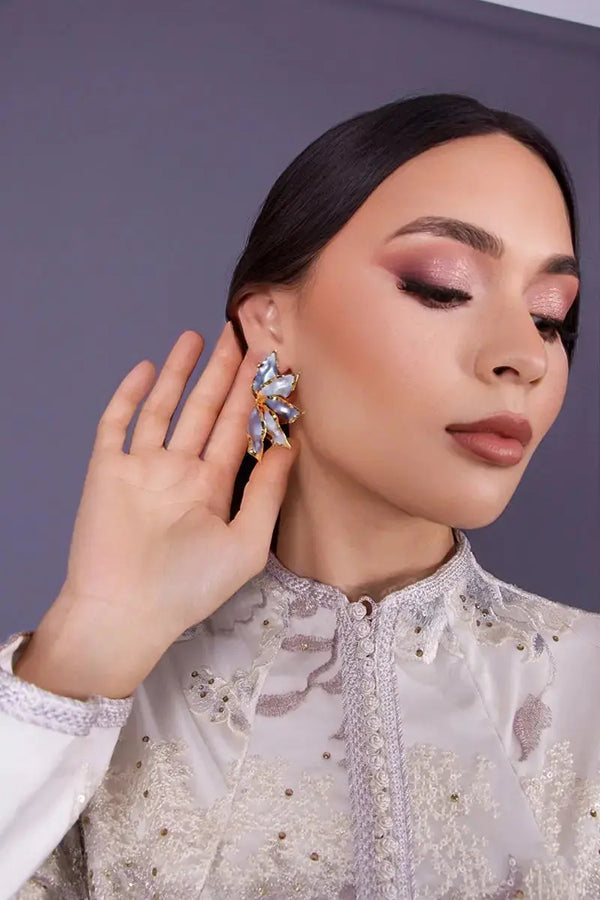 boucles d'oreilles fleurs bleu nacrée