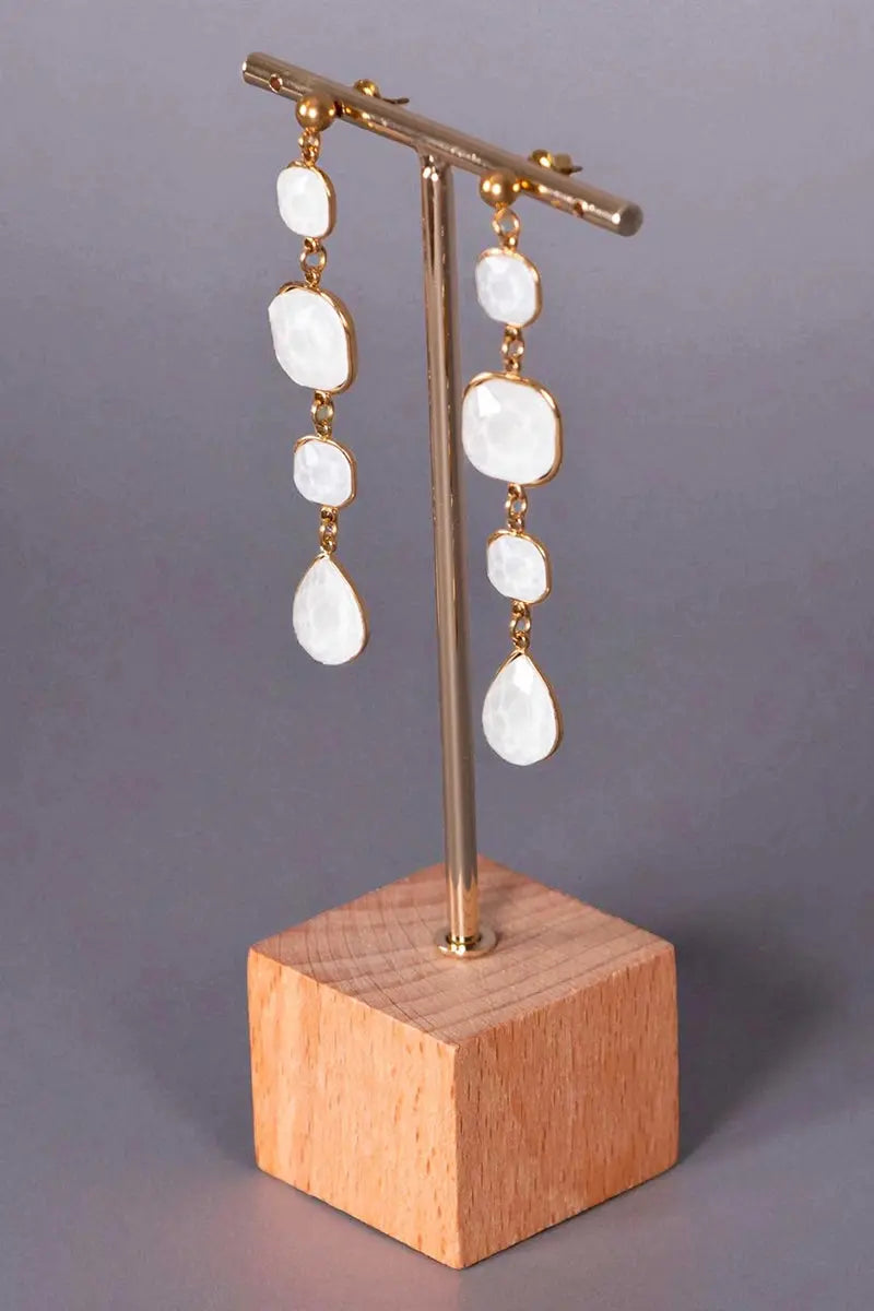 boucles d'oreilles pendantes blanches