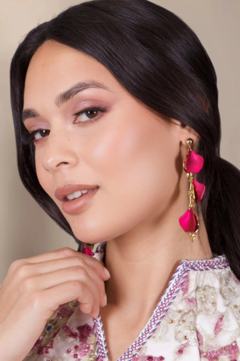 Oorbellen Noor, hangende fuchsia oorbellen
