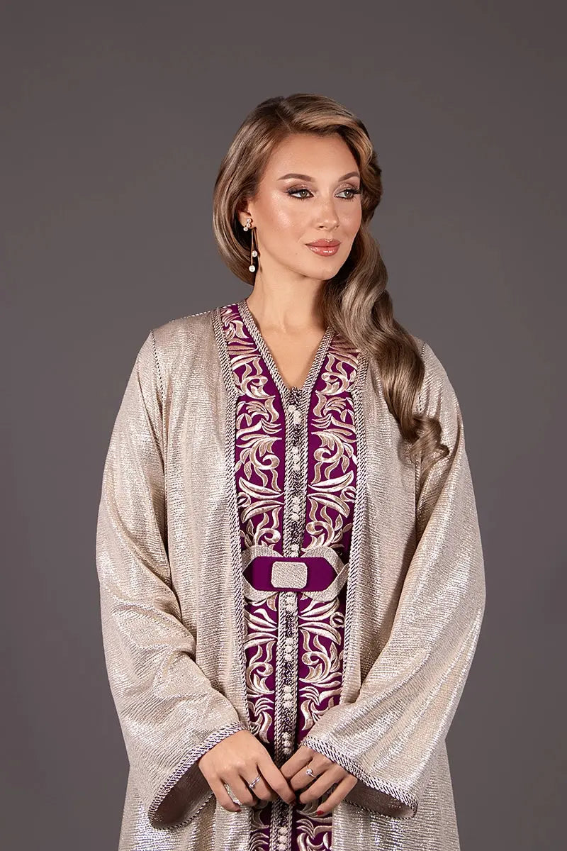 caftan marocain haute gamme vue en détail broderie et tissu 