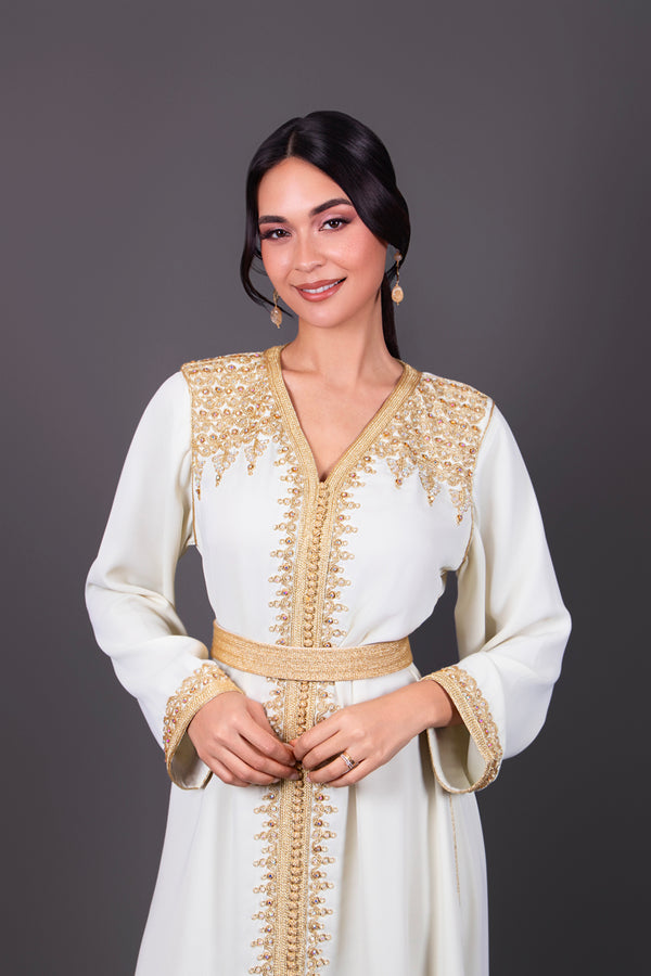 Caftan marocain élégant, col V brodé or, manches longues finitions perlées, idéal invité de mariage.