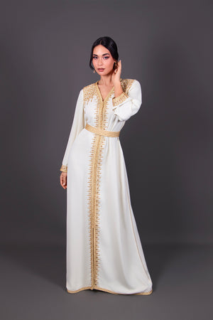 Caftan long fendu, galons dorés raffinés, silhouette élancée, parfait pour soirée orientale chic.