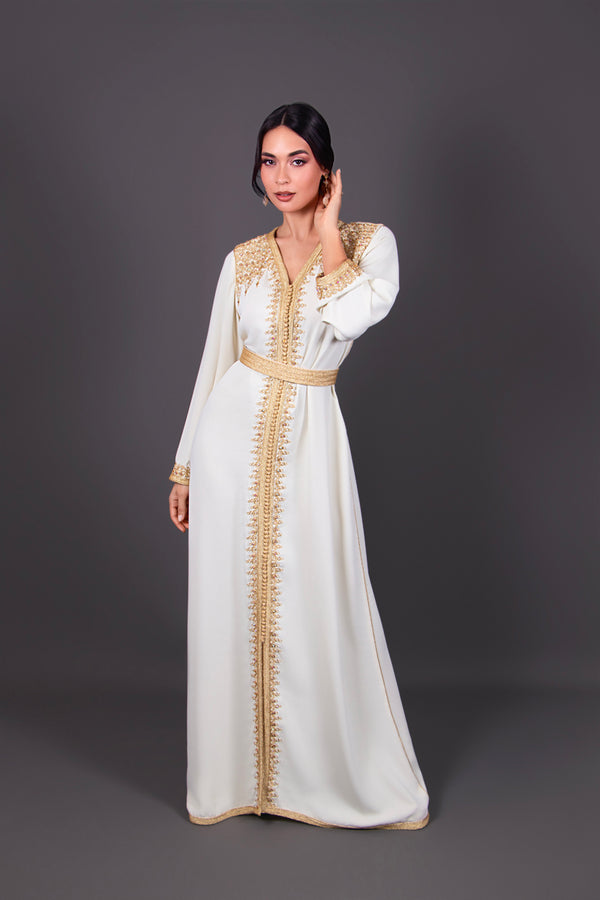 Caftan long fendu, galons dorés raffinés, silhouette élancée, parfait pour soirée orientale chic.