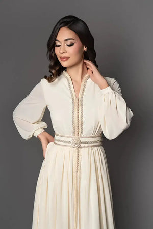 Caftan beige clair fluide avec détails artisanaux marocains