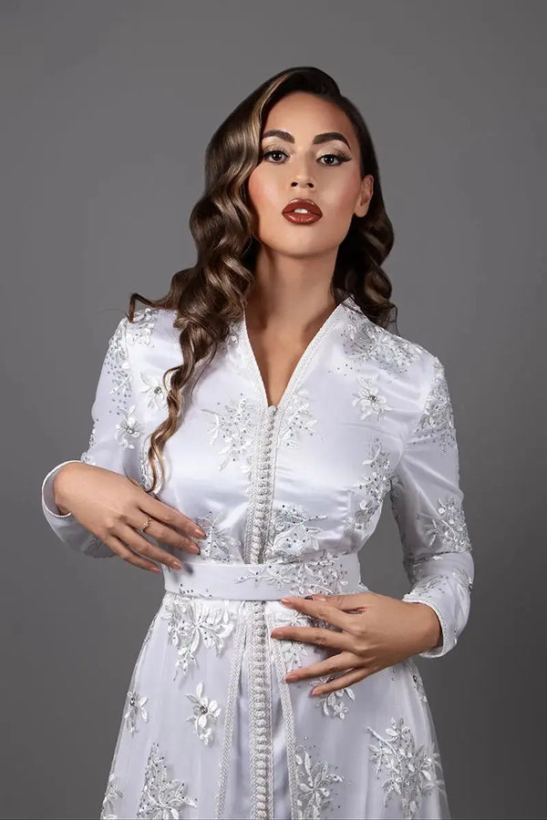 Weiße Caftan-Kleid für Zeremonien mit Perlendetails