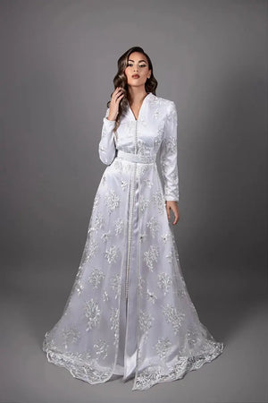 Eleganter weißer Caftan mit Perlenstickerei und langen Ärmeln
