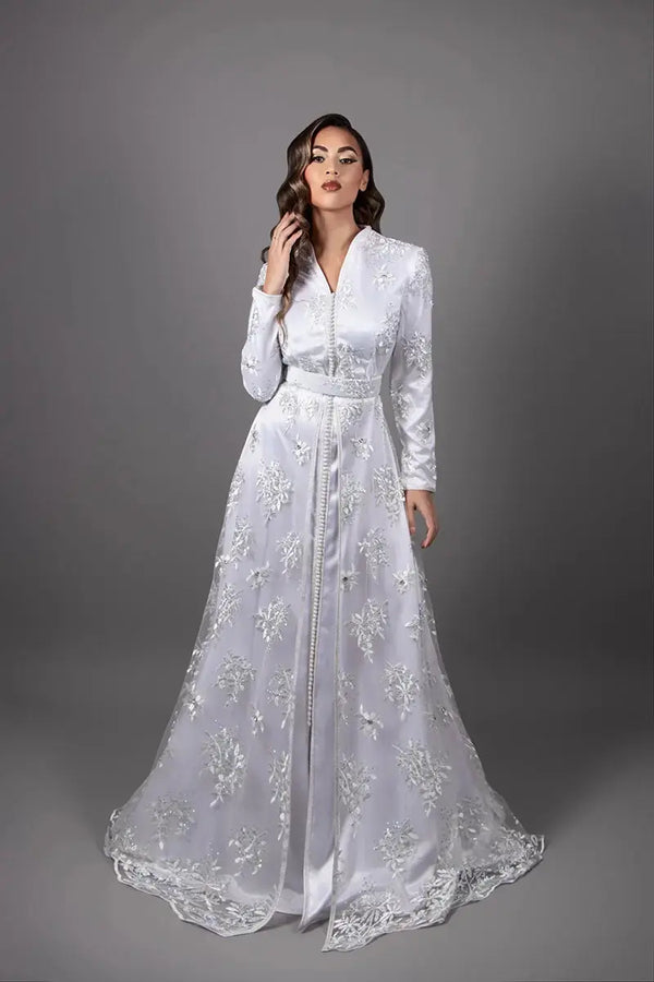 Eleganter weißer Caftan mit Perlenstickerei und langen Ärmeln