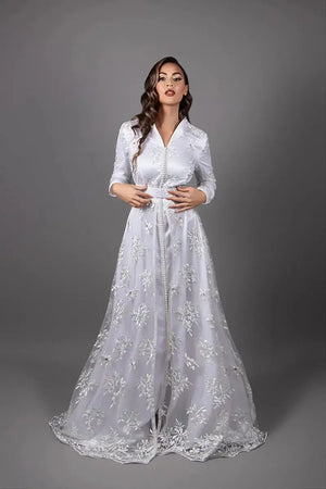 Weißer Braut-Caftan bestickt mit Perlen und floraler Spitze