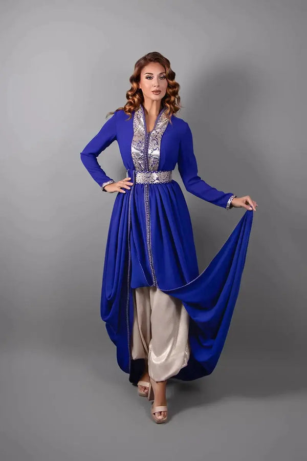 Koningsblauwe caftan met bijpassende ceintuur, elegante Marokkaanse caftan met lange mouwen voor bruiloften en ceremonies.