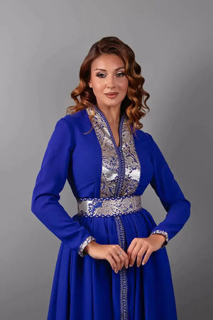 Detail van het bovenstuk van de koningsblauwe caftan met zilver geborduurde kraag en bijpassende ceintuur.