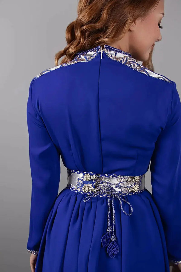 Achteraanzicht van de koningsblauwe caftan met geborduurde ceintuur en verstelbare sluiting.