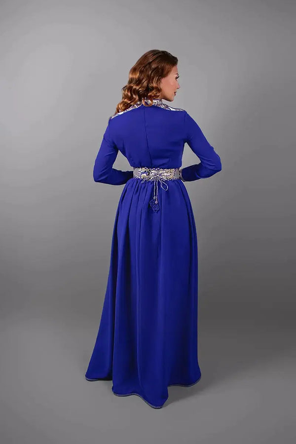 Achteraanzicht van de koningsblauwe caftan met geborduurde ceintuur en verstelbare sluiting.