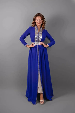 Vooraanzicht van de koningsblauwe caftan met vloeiende rok