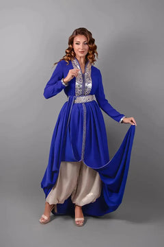 Vue complète du caftan bleu royal à manches longues avec ceinture 