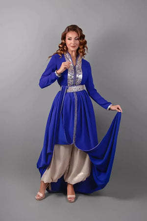 Volledig zicht op de koningsblauwe caftan met lange mouwen en ceintuur